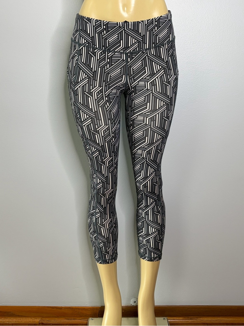 Skirt Sports Women's Black & White Geometric Crop Leggings Size S